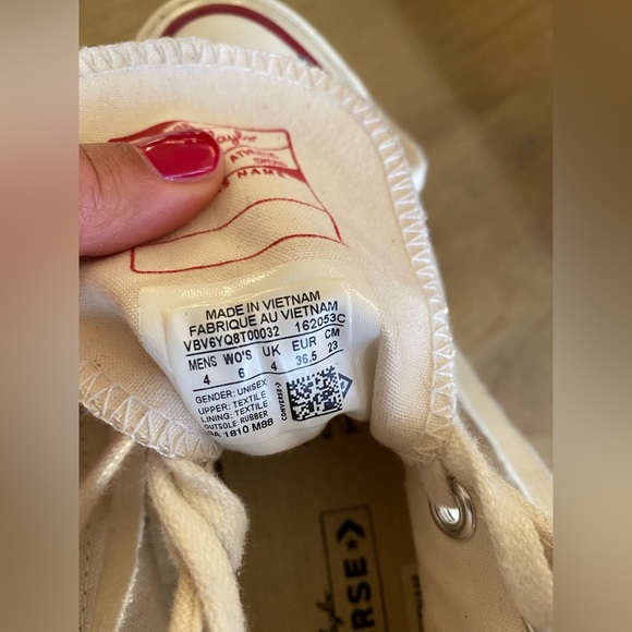 Converse women’s size 6 - Picture 2 of 6